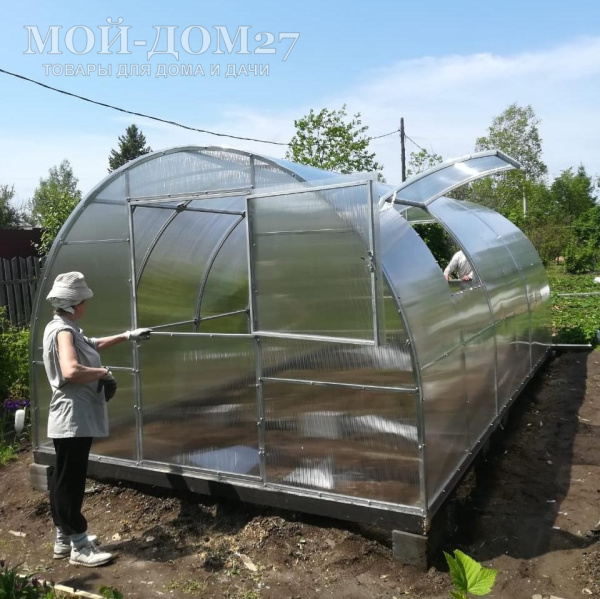 Теплица Крепче 6 метров с поликарбонатом | Мой-Дом27 | Каркас изготовлен из оцинкованной замкнутой трубы 30*20 мм.<br>
 Ширина - 3 метра. Высота - 2,1 метра. Длина 6 метров. <br>
 Выдерживаемая снеговая нагрузка - 130 кг/м2. Выдерживаемая ветровая нагрузка - до 27 м/с.<br>
 Расстояние между дугами 1 метр. Толщина металла дуг 1 мм.<br>
 <b>ЦЕЛЬНОСВАРНЫЕ ТОРЦЫ и ДУГИ</b>. Ширина двери 0,96 метра.<br>